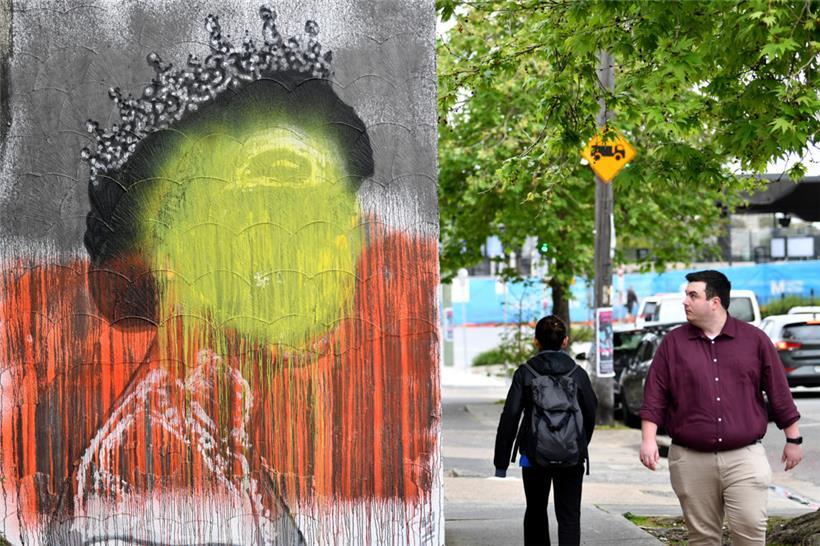 Ein Wandgemälde von Stuart Sale, das die verstorbene Königin Elizabeth II. darstellt, wurde am Donnerstag, 22. September 2022, in Marrickville, Sydney, mit den Farben der Flagge der Aborigines übermalt.
