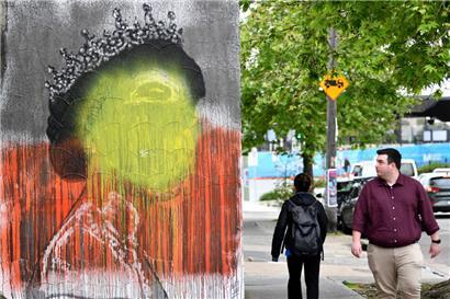 Ein Wandgemälde von Stuart Sale, das die verstorbene Königin Elizabeth II. darstellt, wurde am Donnerstag, 22. September 2022, in Marrickville, Sydney, mit den Farben der Flagge der Aborigines übermalt.
