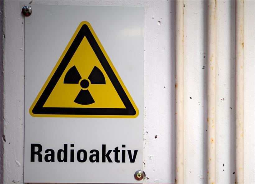 Ein Warnhinweis „Radioaktiv“ hängt am Eingang vom Transportbehälterlager im atomaren Zwischenlager in Gorleben
