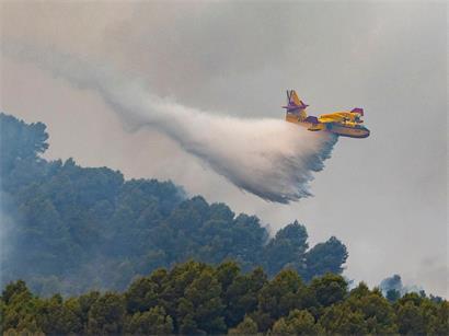 Ein Wasserflugzeug bei der Löschung des Brandes in Vall d’Uixó in Castellón