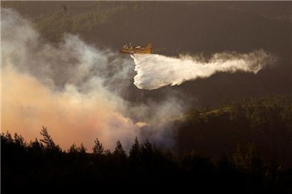 Ein Wasserflugzeug versucht einen Waldbrand in Alcabideche, außerhalb von Lissabon, zu löschen

