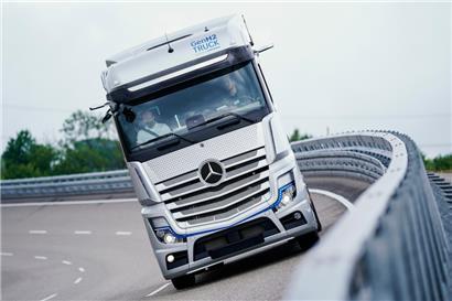 Ein Wasserstoff-Probefahrzeug vom Typ „GenH2 Truck Prototyp 2“ fährt im Werk Wörth des Lkw-Herstellers Daimler Truck über eine Teststrecke.
