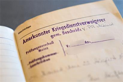 Ein Wehrpass der Bundeswehr aus dem Jahr 1975 mit dem Eintrag „anerkannter Kriegsdienstverweigerer“. In Deutschland müsste mit einer neuen Wehrpflicht auch wieder die Möglichkeit eines Zivildienstes angeboten werden.