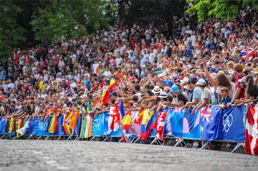 Ein Wimmelbild vom Montmartre: Radsport begeisterte Menschenmassen aus aller Wel...