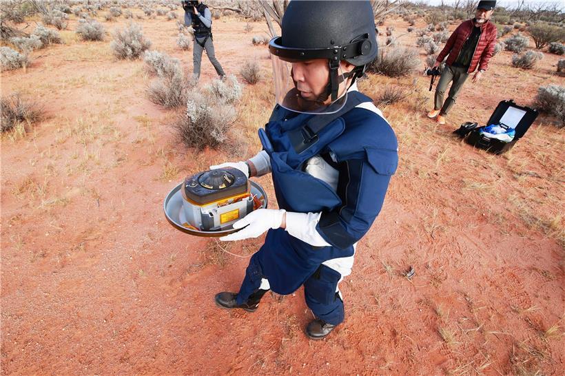 Ein Wissenschaftler mit der Probenkapsel der japanischen Raumsonde „Hayabusa 2“ in der Wüste des Woomera-Testgeländes nach ihrer Rückkehr vom Asteroiden Ryugu
