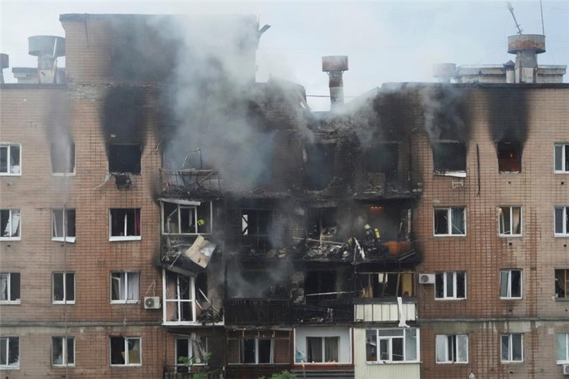 Ein Wohnhaus in Charkiw nach einem russischen Angriff
