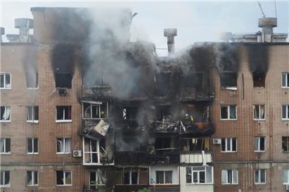 Ein Wohnhaus in Charkiw nach einem russischen Angriff
