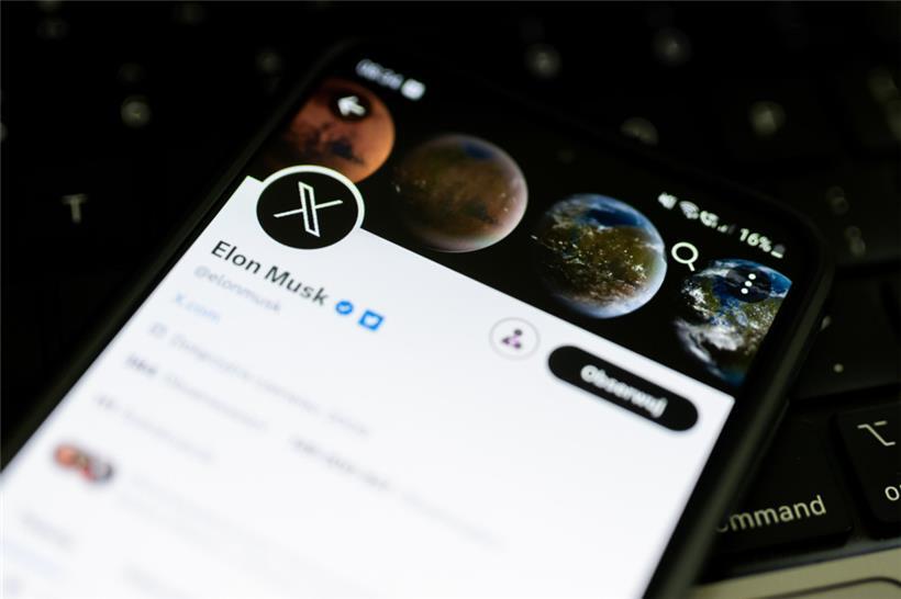 Ein X-Logo ist auf dem Konto von Twitter-Besitzer Musk auf einem Smartphone zu sehen
