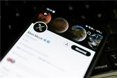 Ein X-Logo ist auf dem Konto von Twitter-Besitzer Musk auf einem Smartphone zu sehen
