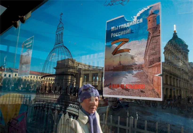 Ein „Z“ und ein „Wir sind stolz auf Russland!“ in Sankt Petersburg: In Russland wird die Luft dünner für Kriegsgegner
