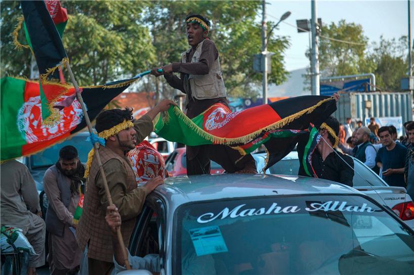 Ein Zeichen gegen die Taliban: Zur Feier des Unabhängigkeitstages wurde in Kabul die afghanische Flagge entrollt
