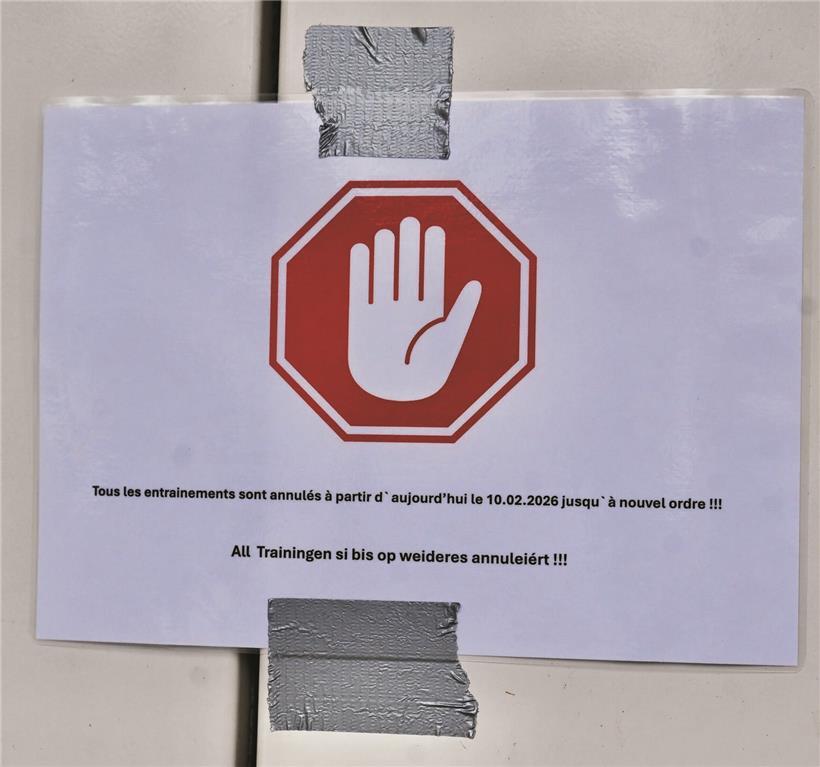 Hinweis am Schulgebäude: Trainings fallen bis auf Weiteres wegen Corona-Pandemie aus, aktueller Aushang für Schüler und Eltern