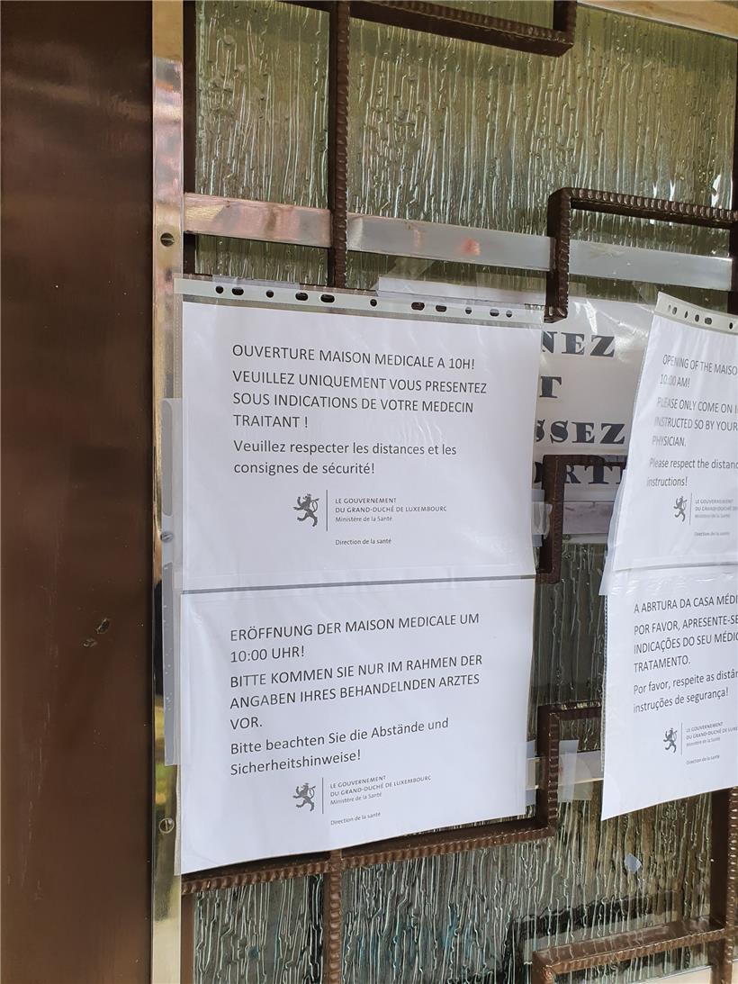 Ein Zettel an der Eingangstür informiert, dass das Zentrum erst um 10 Uhr seinen Dienst beginnt und man von seinem Hausarzt überwiesen worden sein muss
