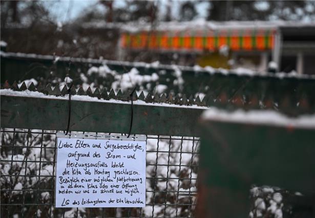 Ein Zettel an der Tür einer Kindertagesstätte einformiert die Eltern, dass die Kindertagesstätte geschlossen bleibt
