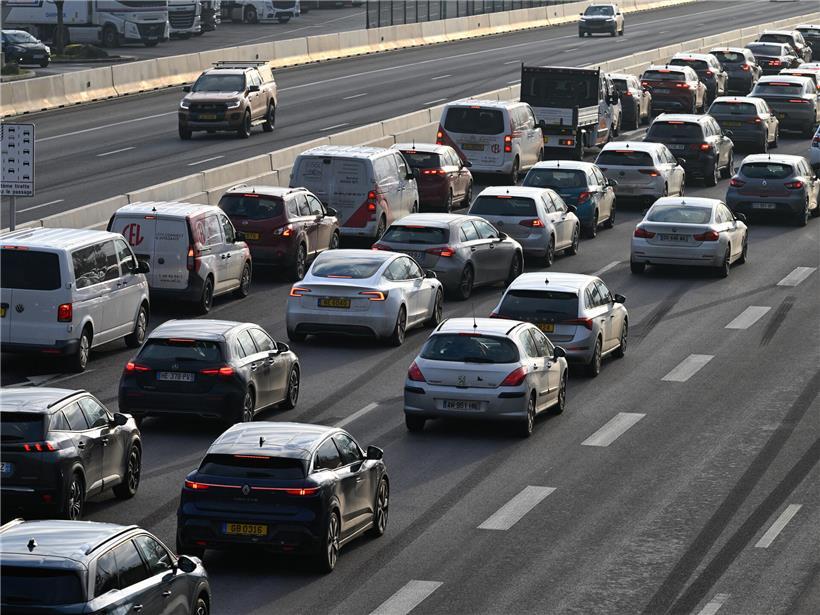 Morgendlicher Berufsverkehr mit Stau und vielen Grenzpendlern auf den Straßen Luxemburgs