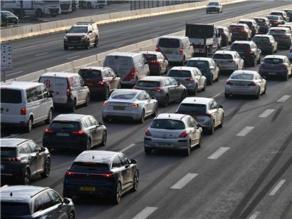 Morgendlicher Berufsverkehr mit Stau und vielen Grenzpendlern auf den Straßen Luxemburgs