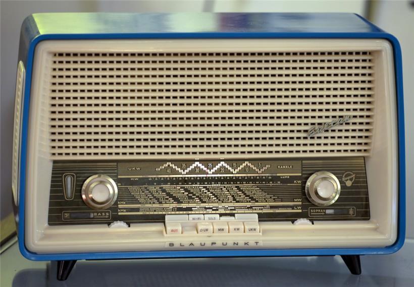 Ein altes Blaupunkt-Radio steht bei einem Händler auf dem Tisch. Am 28.08.1922 warb die erste Firma, die den Menschen über das Radio ein Produkt ans Herz legen wollte, für ein neues Lebensgefühl außerhalb von New York. 
