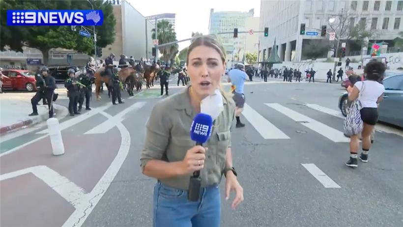 Ein am Montag zur Verfügung gestelltes Bild der „9News US“-Korrespondentin Lauren Tomasi, bevor sie von einem Gummigeschoss getroffen wird, das von einem Polizisten während der gewalttätigen Proteste in Los Angeles abgefeuert wurde
