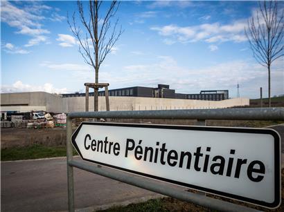 Justizvollzugsbeamter im Dienst, Symbolbild zu Drogen- und Handyschmuggel im Uerschterhaff