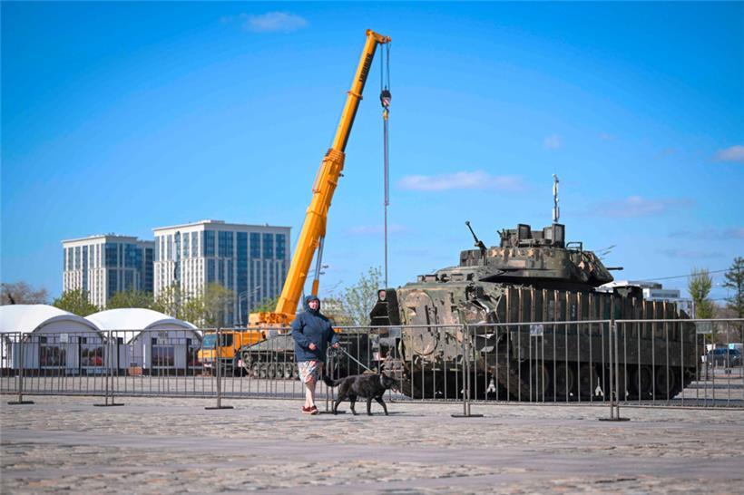 Ein angeblich eroberter Marder-Panzer wird in Moskau zur Schau gestelt
