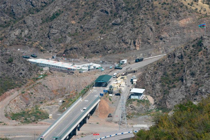 Ein aserbaidschanischer Checkpoint auf der Verbindungsstraße nach Bergkarabach
