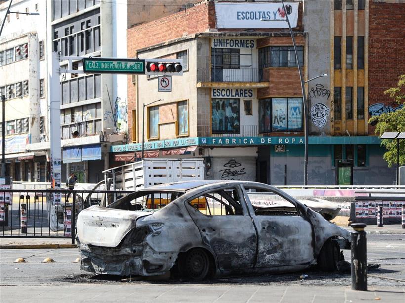 Ausgebranntes Auto auf Straße in Guadalajara, Jalisco, Mexiko, Verkehrsunfall und Brandschaden sichtbar