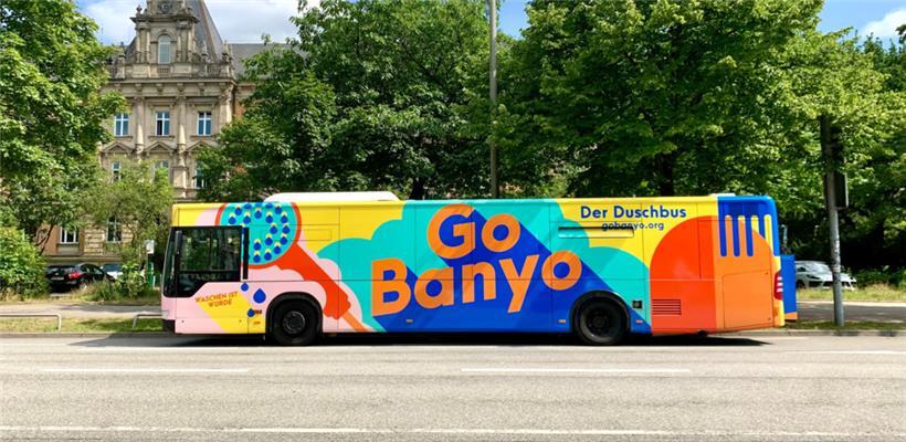 Ein ausrangierter Linienbus rollt seit 2019 durch Hamburg, damit Menschen ohne feste Unterkunft sich darin waschen können
