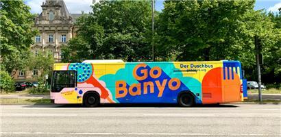 Ein ausrangierter Linienbus rollt seit 2019 durch Hamburg, damit Menschen ohne feste Unterkunft sich darin waschen können
