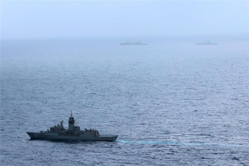 Ein australisches Marineschiff hat zwei chinesische Kriegsschiffe im Blick
