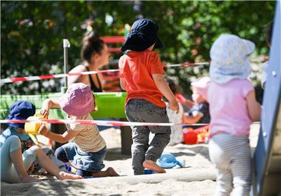 Ein bekanntes Bild aus dem ersten Lockdown: Absperrbänder an Kinderspielplätzen
