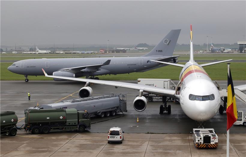 Ein belgisches Militärflugzeug (l.) und ein gechartertes Flugzeug von Air Belgium, die beide für die Evakuierung von Bürgern aus Afghanistan eingesetzt wurden, stehen auf dem Rollfeld des Militärflughafens Melsbroek 

