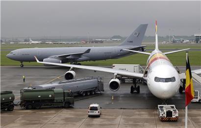 Ein belgisches Militärflugzeug (l.) und ein gechartertes Flugzeug von Air Belgium, die beide für die Evakuierung von Bürgern aus Afghanistan eingesetzt wurden, stehen auf dem Rollfeld des Militärflughafens Melsbroek 
