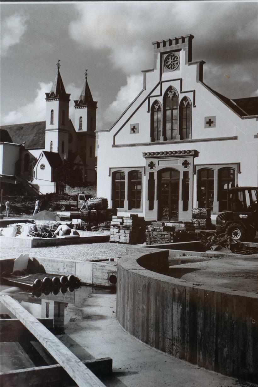 Ein beliebter Treffpunkt ist die Parkanlage hinter dem Gebäude