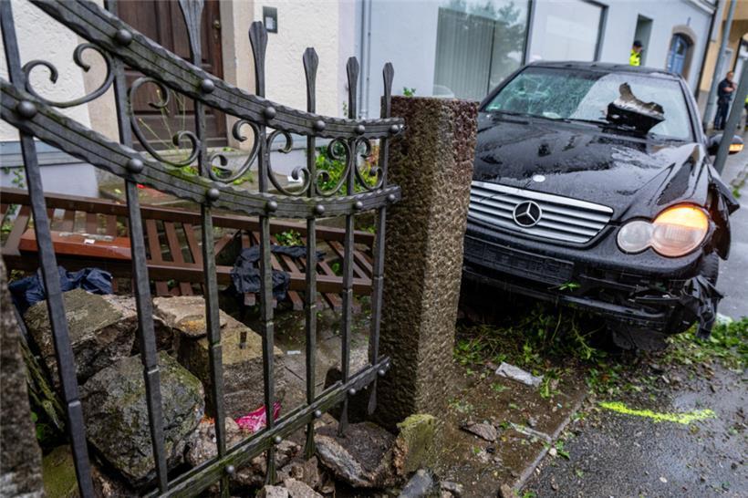 Ein beschädigtes Auto steht auf einem Gehweg. Ein Mann ist in Passau mit einem Wagen in eine Menschengruppe gefahren
