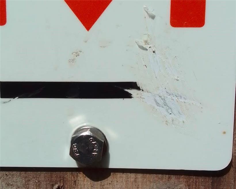 Ein beschädigtes Schild am Trail zwischen Düdelingen und Rümelingen