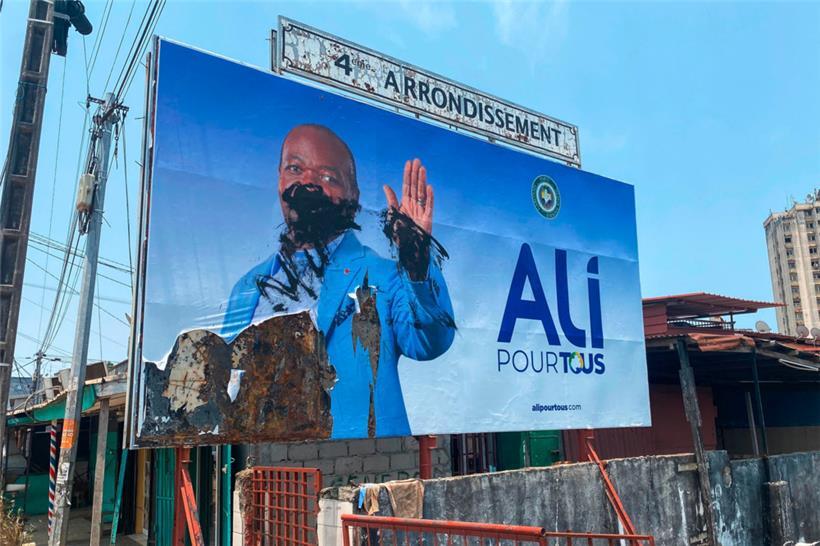 Ein beschädigtes Wahlplakat für den abgesetzten Präsident Ali Bongo in Libreville
