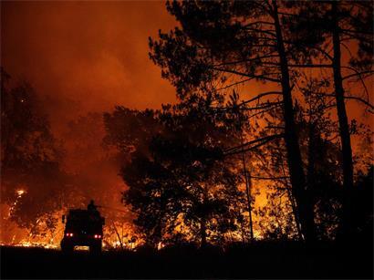 Ein besonders heftiger Waldbrand hat seit dem 22. Juli nahe dem Becken von Arcachon im Département Gironde mehr als 3.700 Hektar Land erfasst. Insgesamt mussten fast 20.000 Einwohner und Touristen aus diesem Teil des Waldgebiets Landes de Gascogne evakuiert werden.