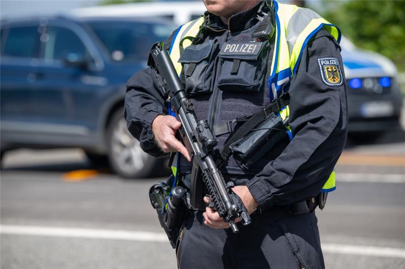 Ein bewaffneter Polizist an der ursprünglichen Grenzkontroll-Stelle an der A64 bei Trier
