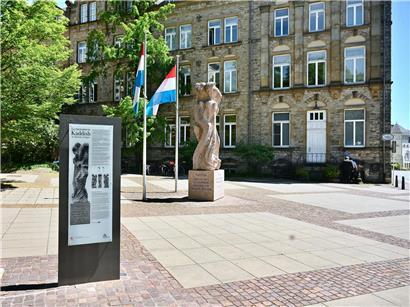 Offizielle Platzierung des Namensschilds „Place du Mémorial de la Shoah“ nahe der Kathedrale in der Hauptstadt