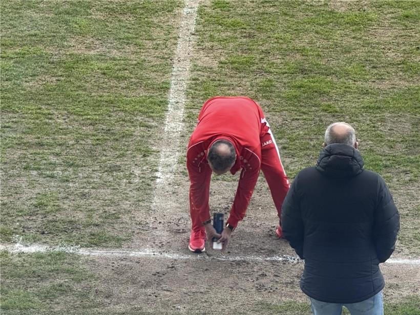 Spraydose in Hand, leichte Farbspritzer auf grauer Wand, urbaner Streetart-Style, kreative Graffiti-Arbeit in Aktion