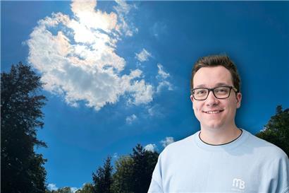 Ein blauer Himmel lockt zum draußen Verweilen ein
