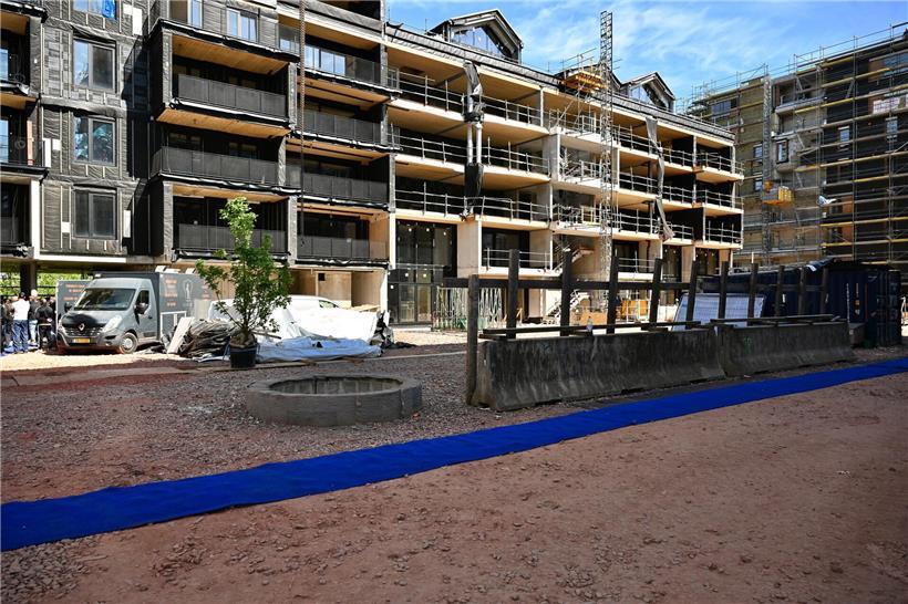 Blauer Teppich und symbolischer Baum beim Richtfest in Rout Lëns am Dienstagmittag