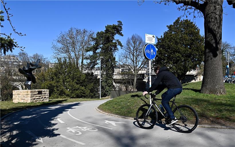 Ein blaues Schild mit Piktogrammen zeigt in der Regel, wer den Weg alles nutzen darf. Reine Radwege sind in Luxemburg eher die Ausnahme.
