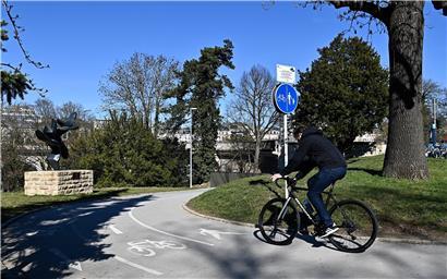 Ein blaues Schild mit Piktogrammen zeigt in der Regel, wer den Weg alles nutzen darf. Reine Radwege sind in Luxemburg eher die Ausnahme.
