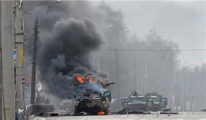 Ein brennender russischer Schützenpanzer steht während eines Gefechts mit den ukrainischen Streitkräften in der Stadt Kharkiv
