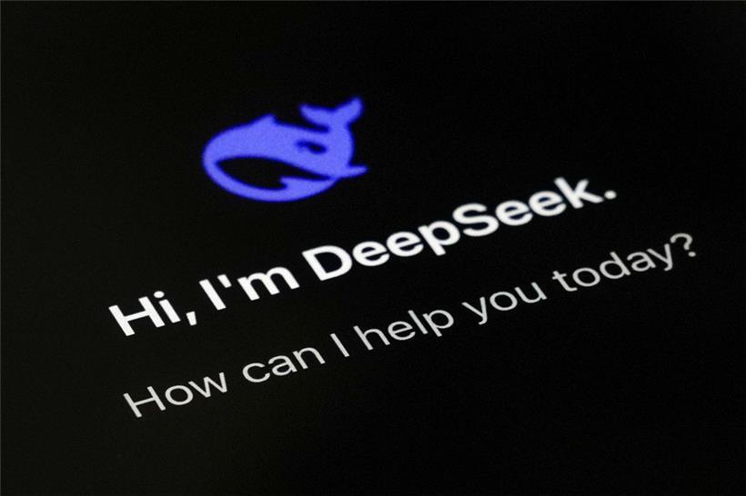 Ein chinesisches Start-up hat mit der Aussicht auf günstigere Entwicklung Künstlicher Intelligenz ein Börsenbeben ausgelöst. Die Firma DeepSeek gibt an, ihre KI-Modelle mit einem Bruchteil der bisher üblichen Kosten entwickelt zu haben.

