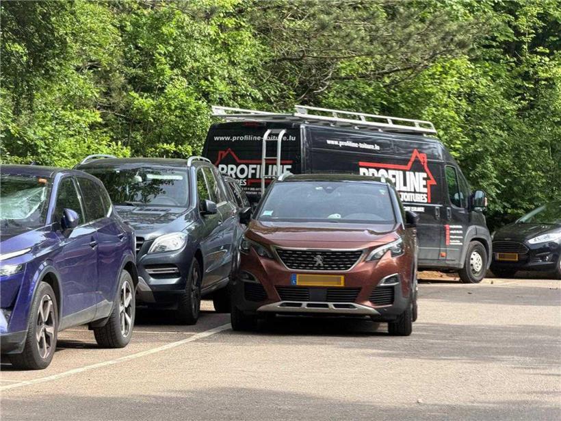 Mehrere Autos wildparkend auf einer Straße am Wochenende – illegales Parken und Verkehrsprobleme sichtbar