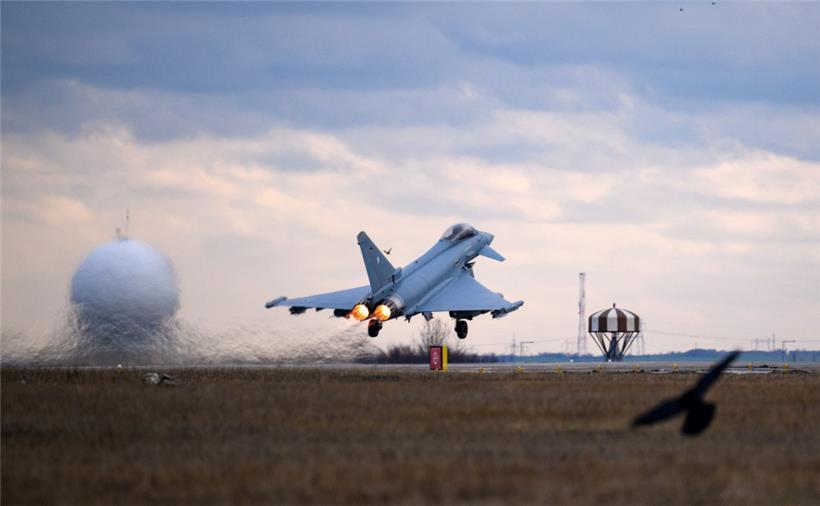 Ein deutscher Eurofighter startet auf dem Flugplatz Mihail Kogalniceanu, in der Nähe von Constanta (Rumänien)
