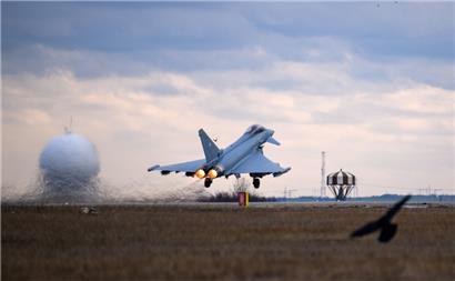 Ein deutscher Eurofighter startet auf dem Flugplatz Mihail Kogalniceanu, in der Nähe von Constanta (Rumänien)
