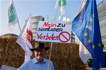 Ein deutscher Landwirt hat gegen das sogenannte Gesetz zur Wiederherstellung der Natur demonstriert – vergeblich
